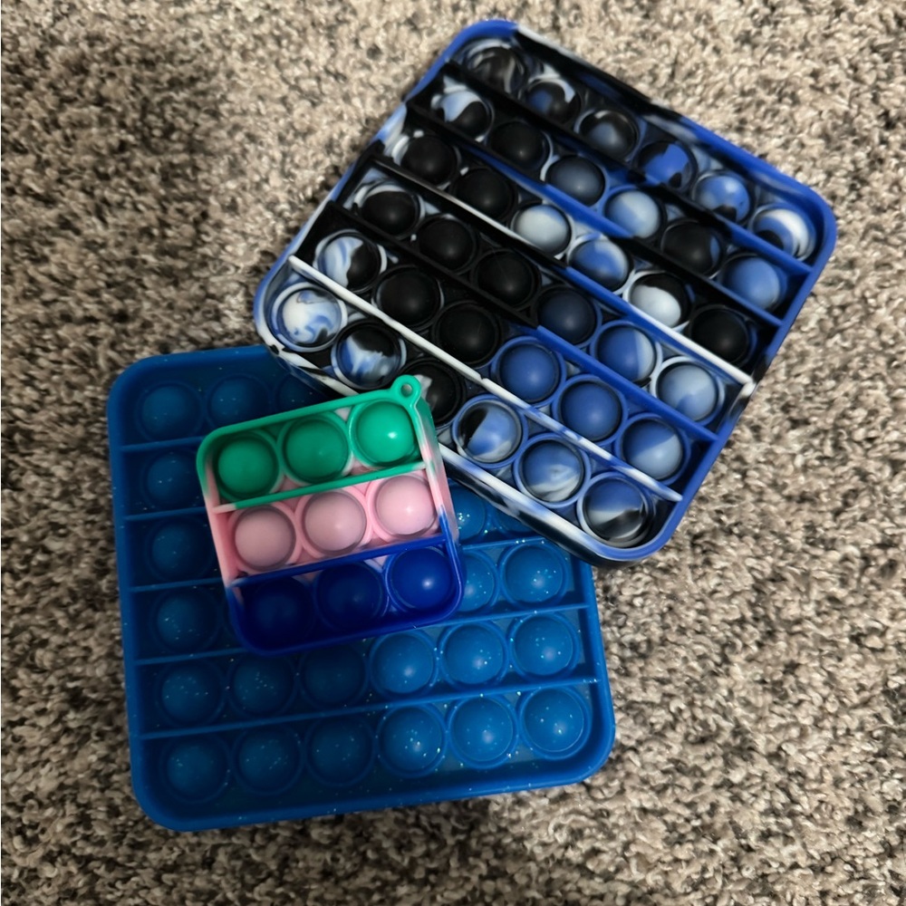 3 Multi-Colored Square Fidgets
CLEANED‼️